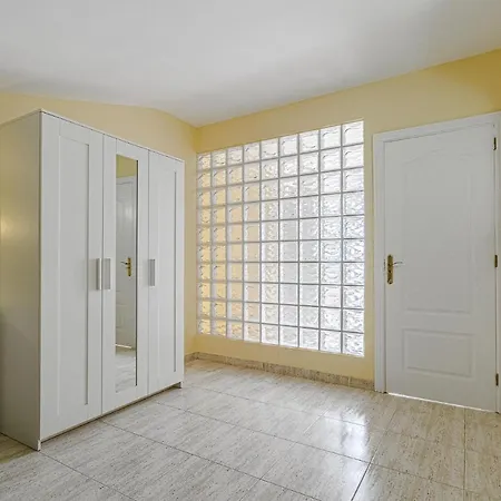 Red Large Family Apartment, Three Floors, 10 Guests Apartment