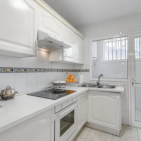 Red Large Family Apartment, Three Floors, 10 Guests Apartmán