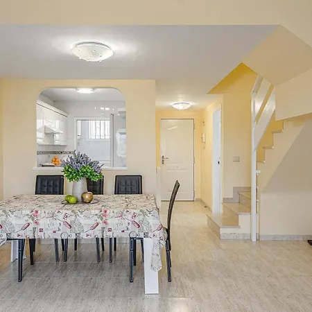 Apartmán Red Large Family Apartment, Three Floors, 10 Guests