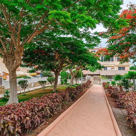 Red Large Family Apartment, Three Floors, 10 Guests Apartmán