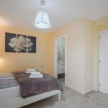 Red Large Family Apartment, Three Floors, 10 Guests Apartmán