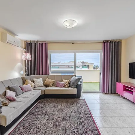 Apartmán Red Large Family Apartment, Three Floors, 10 Guests