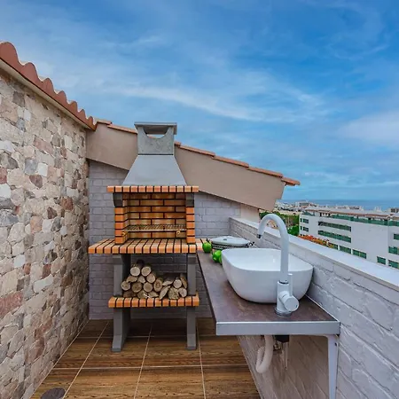 Red Large Family Apartment, Three Floors, 10 Guests Appartement *