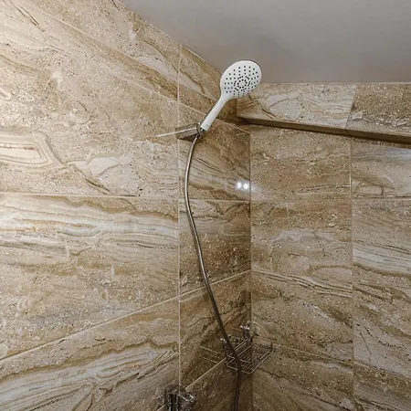 Red Large Family Apartment, Three Floors, 10 Guests Appartamento