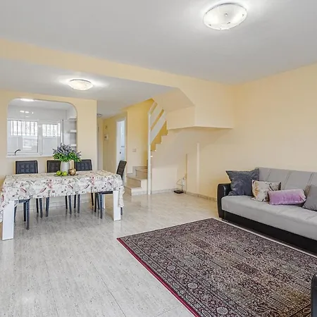 Red Large Family Apartment, Three Floors, 10 Guests Appartamento *