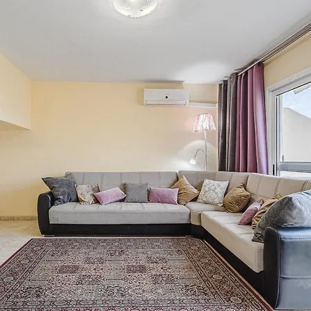 Appartamento Red Large Family Apartment, Three Floors, 10 Guests
