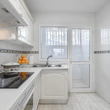 Red Large Family Apartment, Three Floors, 10 Guests Appartement *