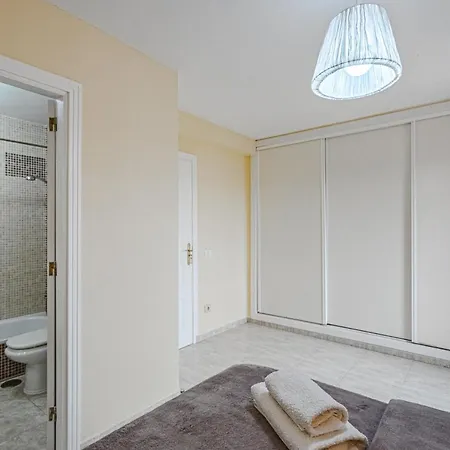 Red Large Family Apartment, Three Floors, 10 Guests Appartamento *