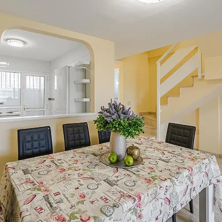 Appartement Red Large Family Apartment, Three Floors, 10 Guests