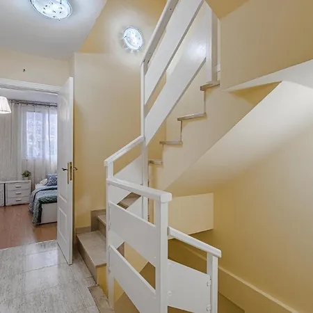 Red Large Family Apartment, Three Floors, 10 Guests Appartement