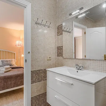 Red Large Family Apartment, Three Floors, 10 Guests Appartamento