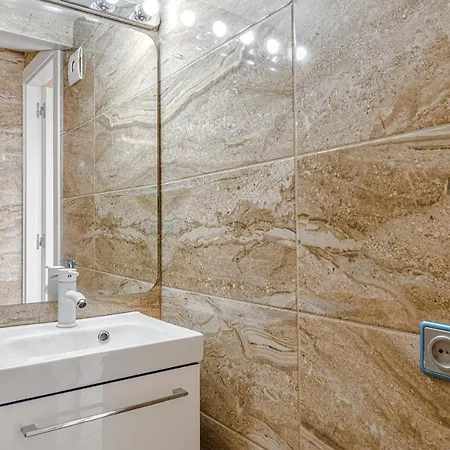 Red Large Family Apartment, Three Floors, 10 Guests Appartamento