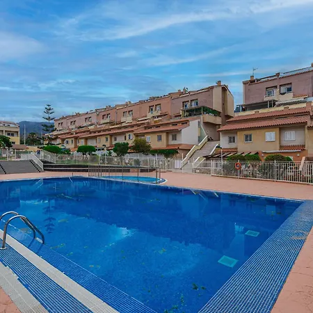 Red Large Family Apartment, Three Floors, 10 Guests Appartamento