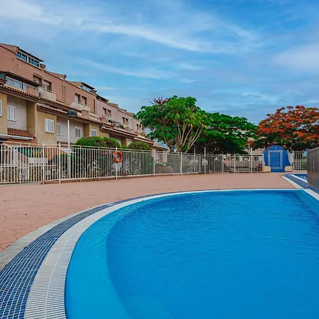 Red Large Family Apartment, Three Floors, 10 Guests